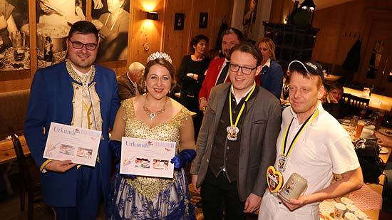 Am Ende gab es eine Urkunde fürs Prinzenpaar Narrhalla Prinzenpaar 2018 Prinzessin Janina I. (Homann) und Prinz Sebastian I. (Kriesel) und Orden vom Prinzenpaar(©Foto.Martin Schmitz)